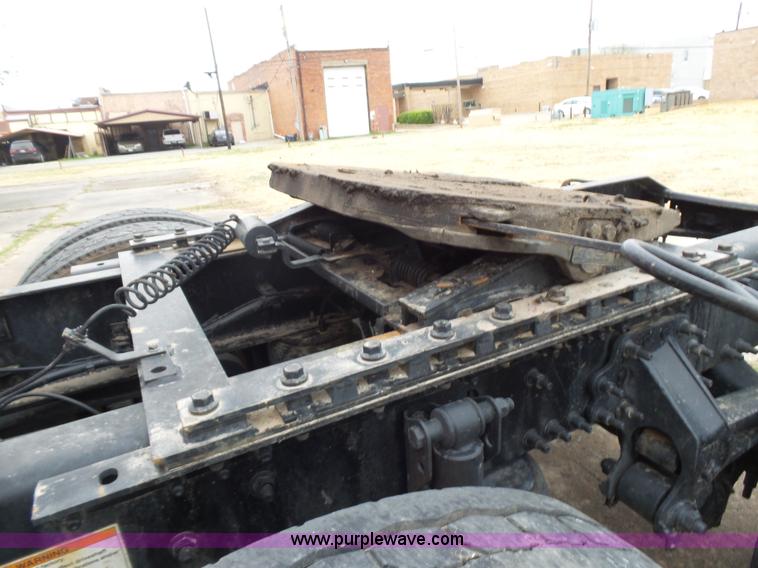 image for item L5759 2011 Volvo VNL semi truck