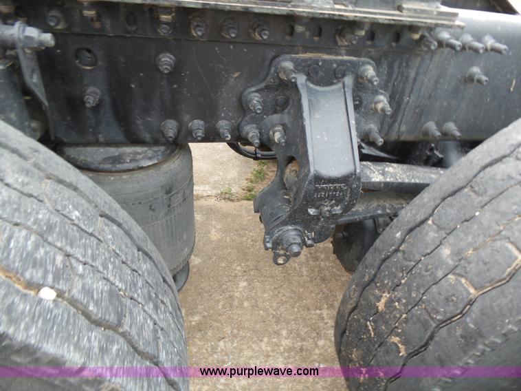 image for item L5759 2011 Volvo VNL semi truck