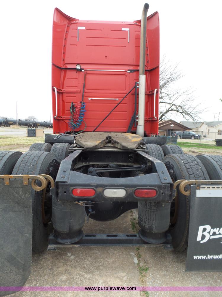 image for item L5759 2011 Volvo VNL semi truck