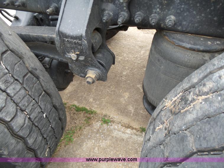 image for item L5759 2011 Volvo VNL semi truck