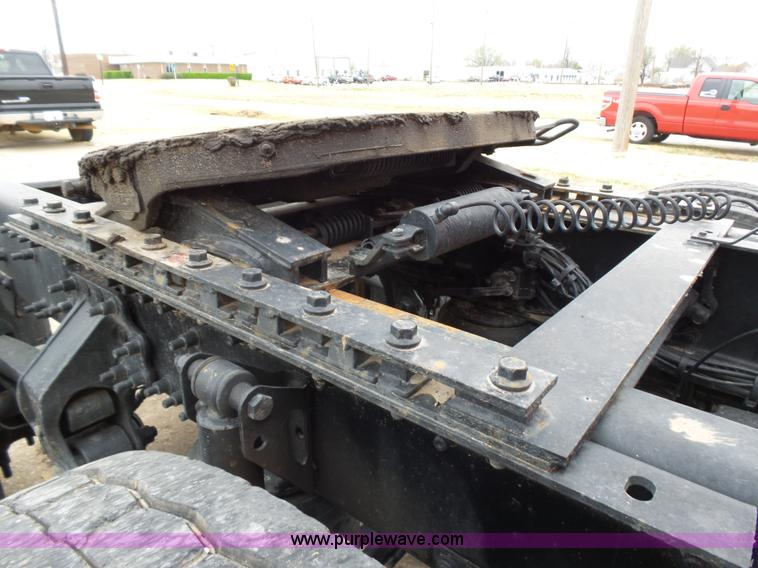 image for item L5759 2011 Volvo VNL semi truck