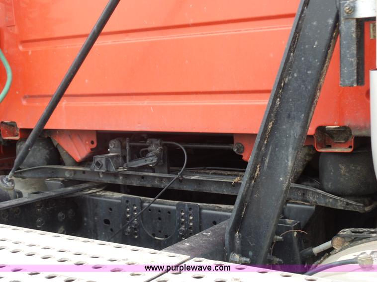 image for item L5759 2011 Volvo VNL semi truck