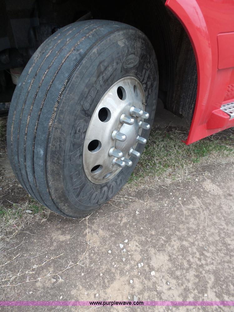 image for item L5759 2011 Volvo VNL semi truck