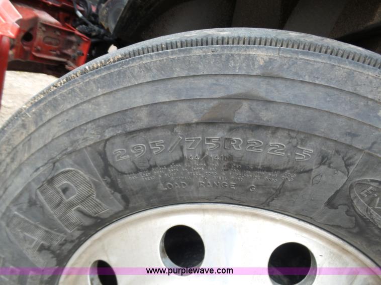 image for item L5759 2011 Volvo VNL semi truck