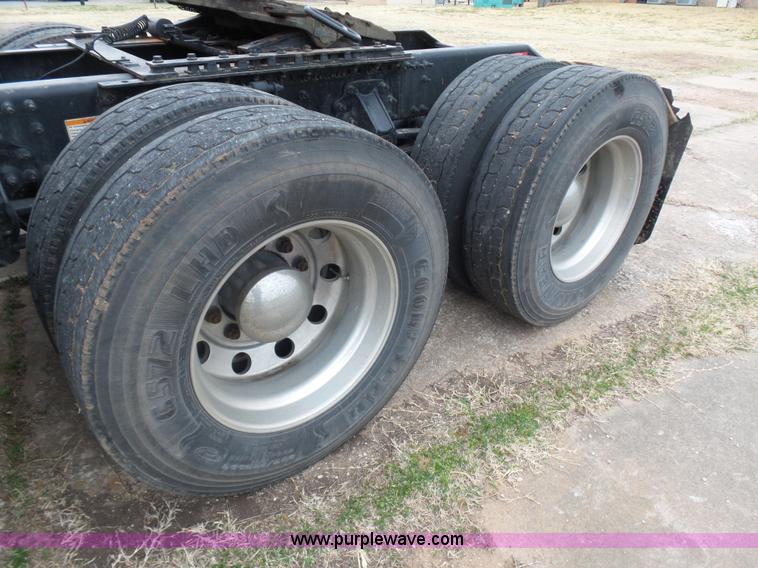 image for item L5759 2011 Volvo VNL semi truck