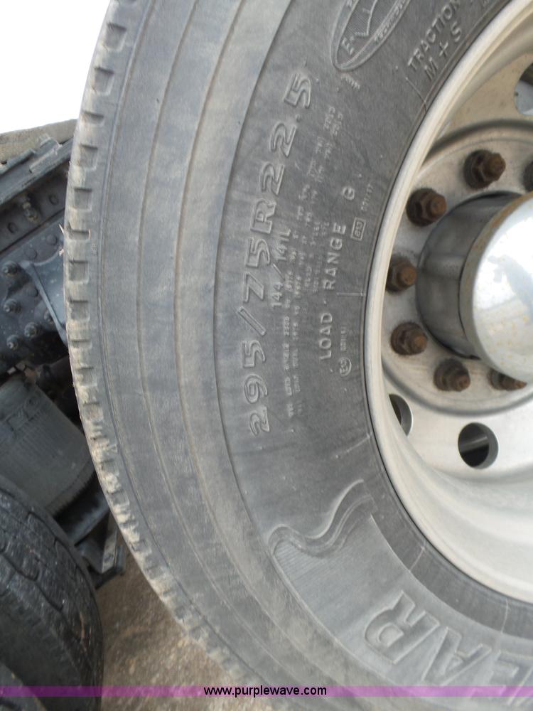 image for item L5759 2011 Volvo VNL semi truck