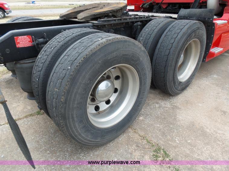 image for item L5759 2011 Volvo VNL semi truck