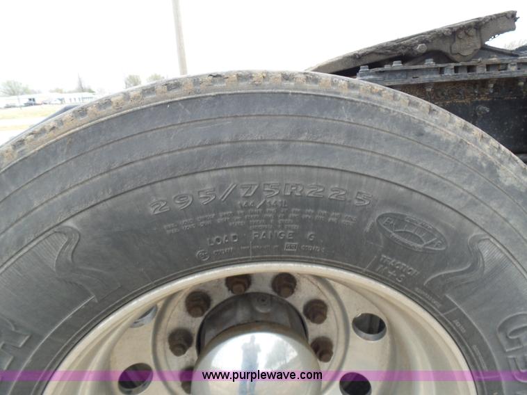 image for item L5759 2011 Volvo VNL semi truck