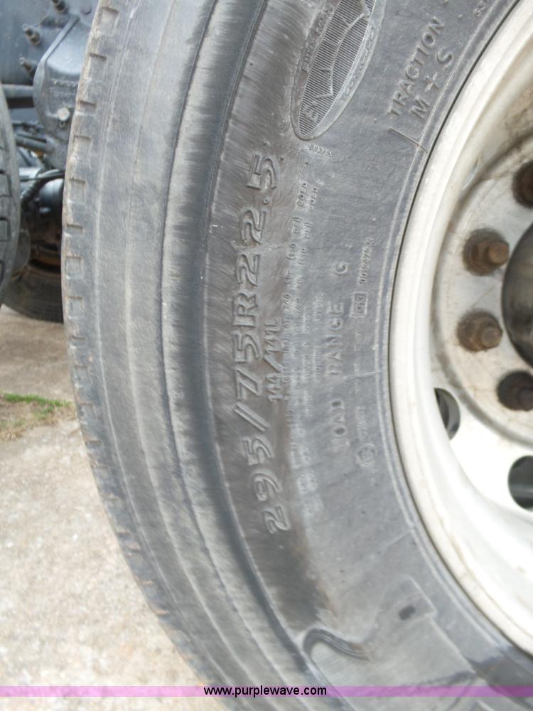 image for item L5759 2011 Volvo VNL semi truck