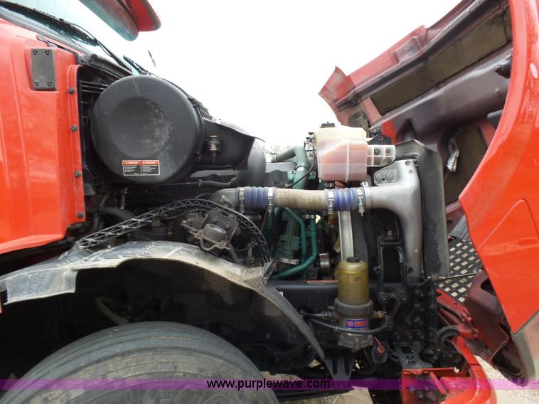 image for item L5759 2011 Volvo VNL semi truck
