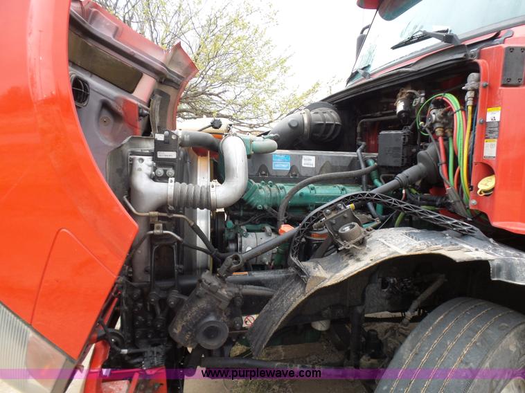 image for item L5759 2011 Volvo VNL semi truck