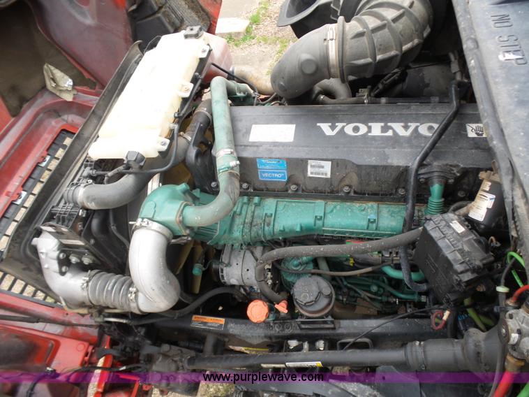 image for item L5759 2011 Volvo VNL semi truck