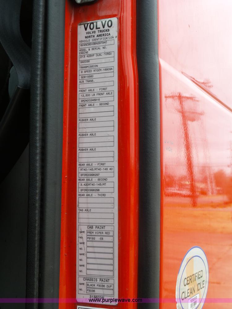 image for item L5759 2011 Volvo VNL semi truck