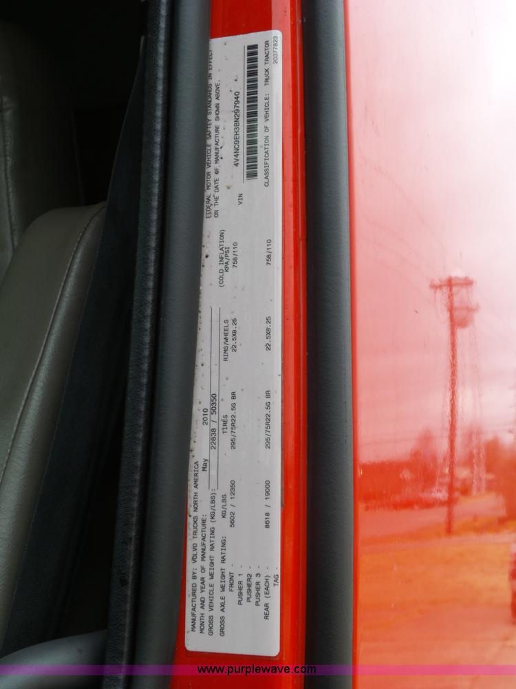 image for item L5759 2011 Volvo VNL semi truck