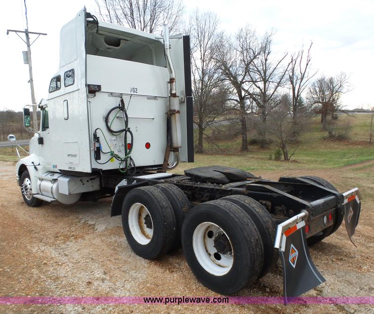 image for item L6274 2007 International 9400i semi truck