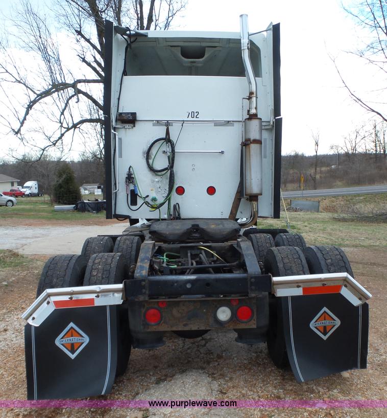 image for item L6274 2007 International 9400i semi truck