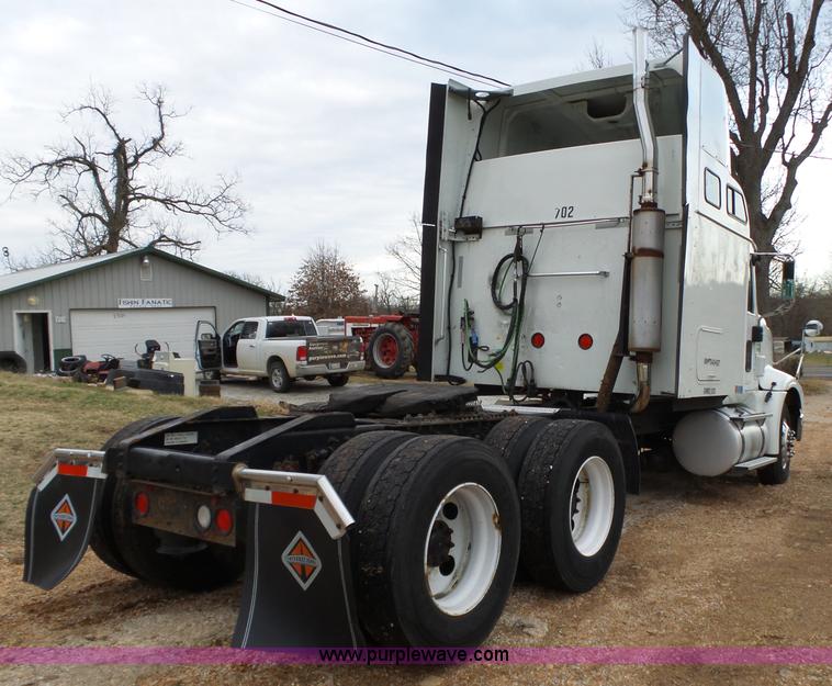 image for item L6274 2007 International 9400i semi truck