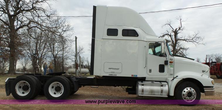 image for item L6274 2007 International 9400i semi truck