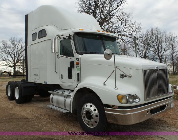 image for item L6274 2007 International 9400i semi truck
