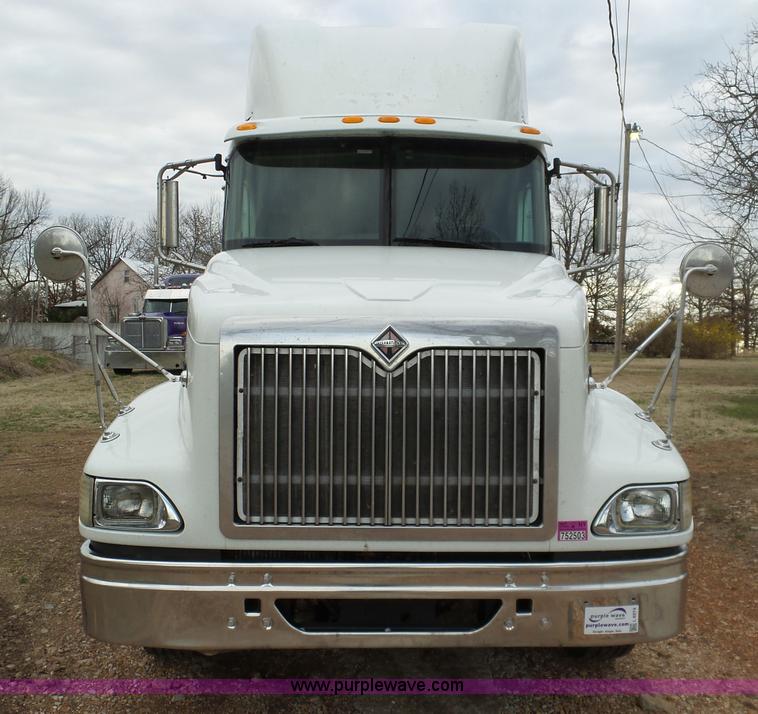 image for item L6274 2007 International 9400i semi truck