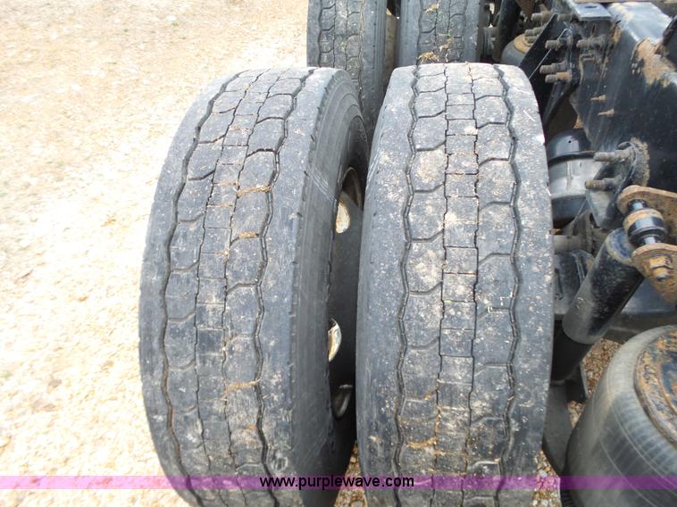 image for item L6274 2007 International 9400i semi truck