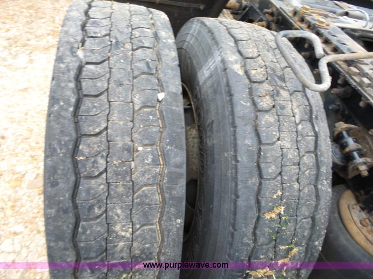 image for item L6274 2007 International 9400i semi truck