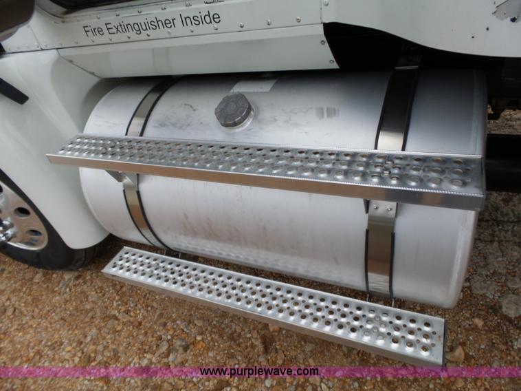 image for item L6274 2007 International 9400i semi truck