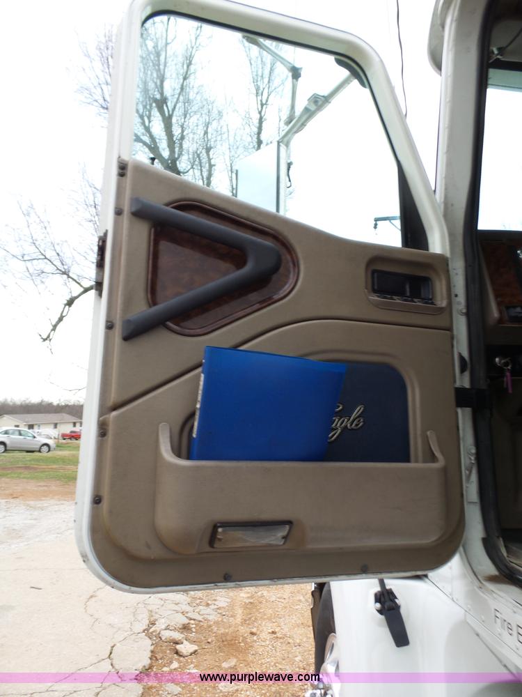 image for item L6274 2007 International 9400i semi truck