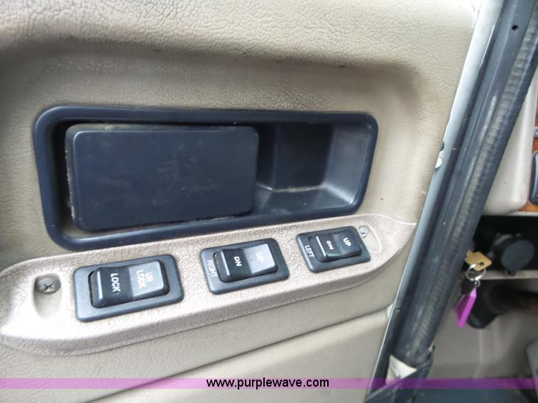 image for item L6274 2007 International 9400i semi truck