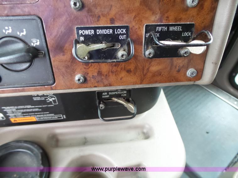 image for item L6274 2007 International 9400i semi truck