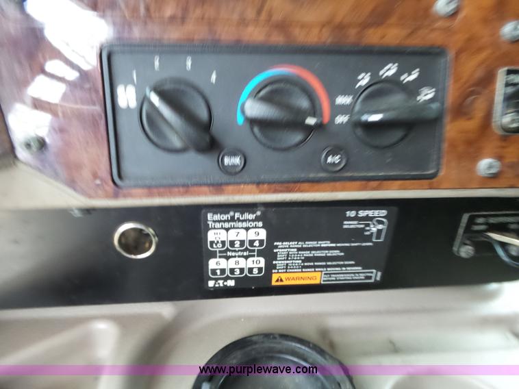 image for item L6274 2007 International 9400i semi truck