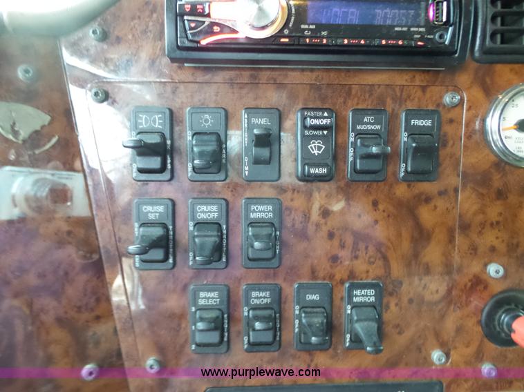 image for item L6274 2007 International 9400i semi truck