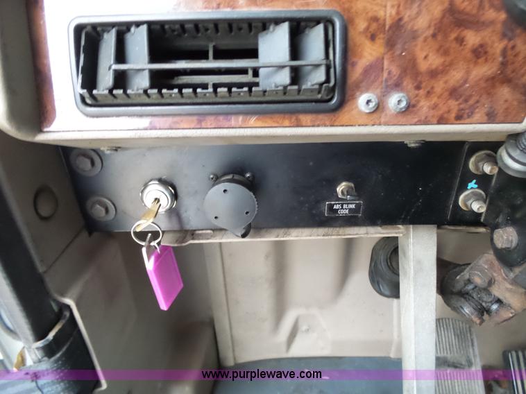 image for item L6274 2007 International 9400i semi truck