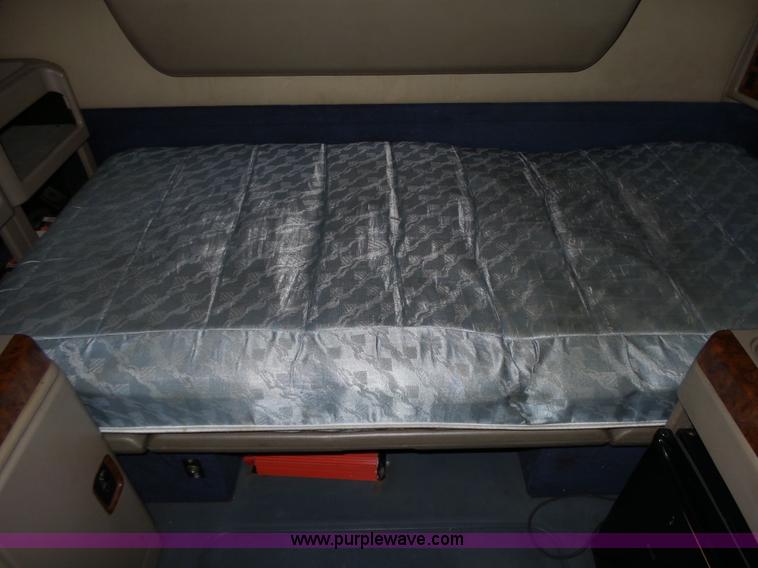 image for item L6274 2007 International 9400i semi truck