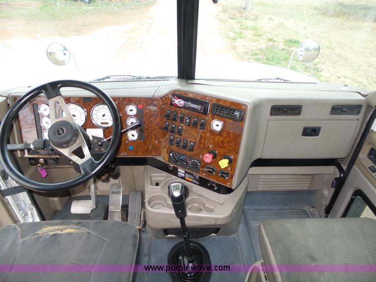 image for item L6274 2007 International 9400i semi truck