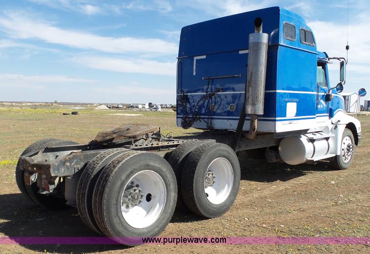 image for item L6511 2003 International 9400i semi truck