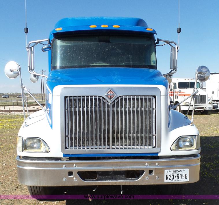 image for item L6511 2003 International 9400i semi truck