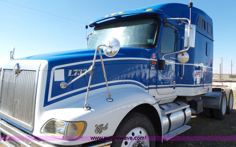 image for item L6511 2003 International 9400i semi truck