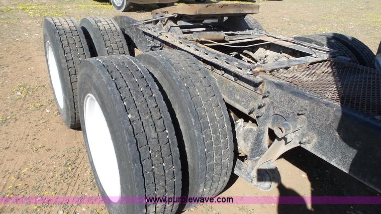 image for item L6511 2003 International 9400i semi truck