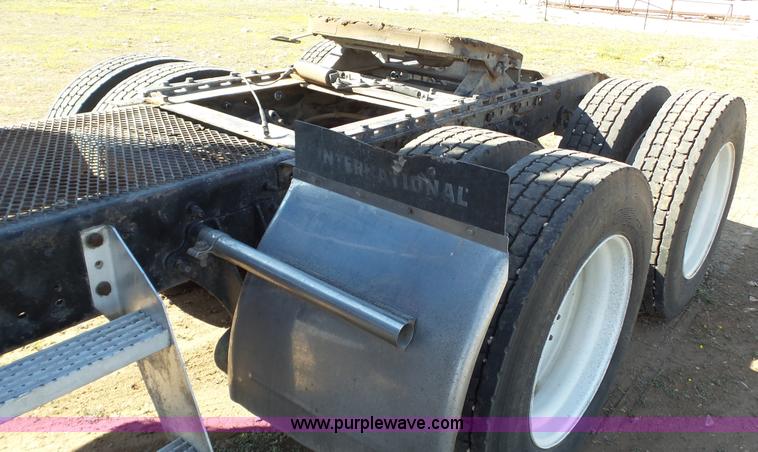 image for item L6511 2003 International 9400i semi truck