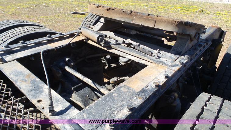 image for item L6511 2003 International 9400i semi truck