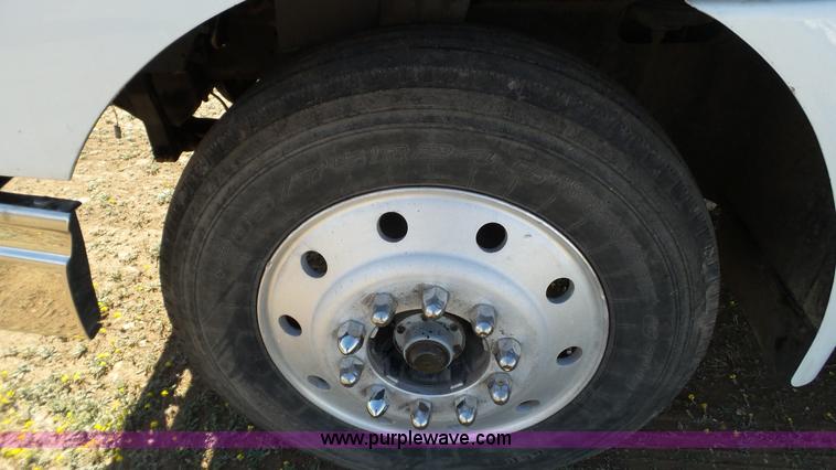 image for item L6511 2003 International 9400i semi truck