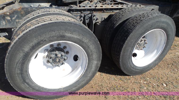 image for item L6511 2003 International 9400i semi truck