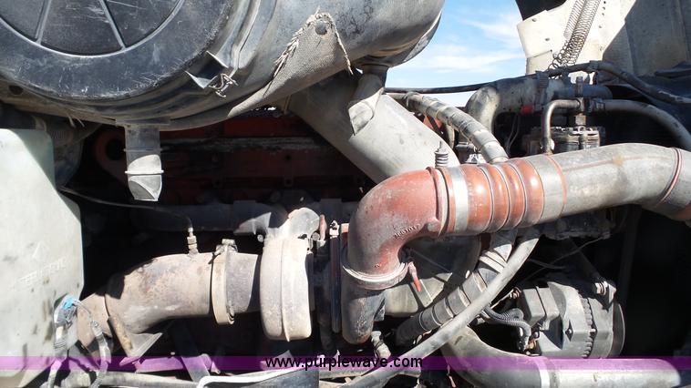 image for item L6511 2003 International 9400i semi truck