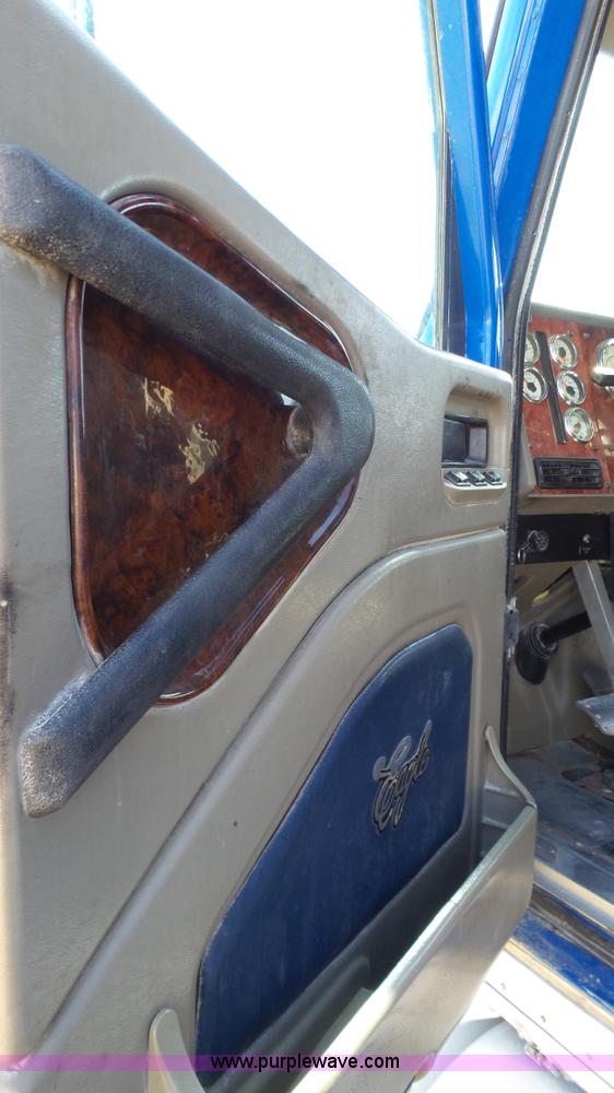 image for item L6511 2003 International 9400i semi truck