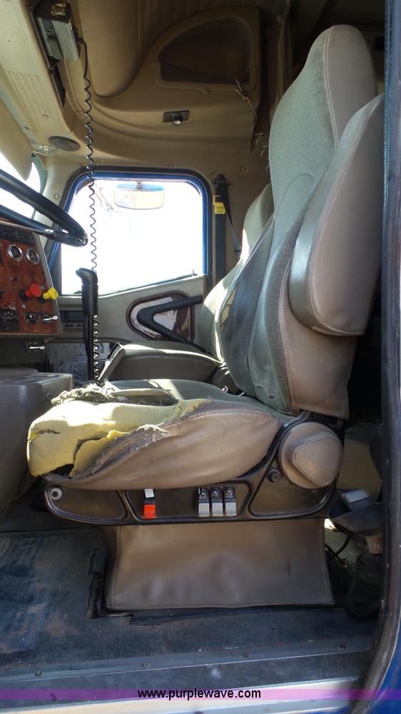 image for item L6511 2003 International 9400i semi truck