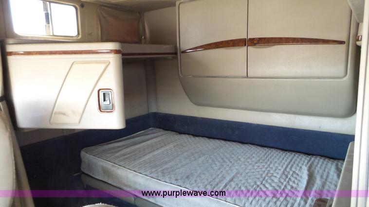 image for item L6511 2003 International 9400i semi truck