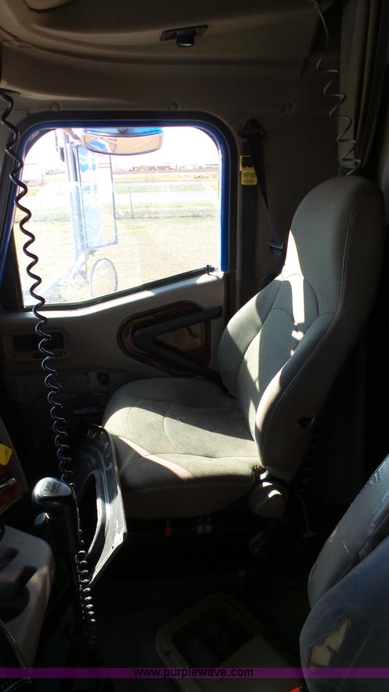 image for item L6511 2003 International 9400i semi truck