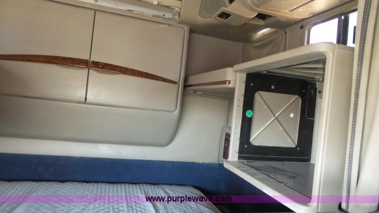 image for item L6511 2003 International 9400i semi truck