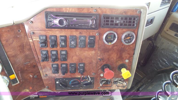 image for item L6511 2003 International 9400i semi truck